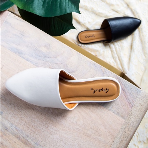 Qupid Shoes - ❤️HP! White Vegan Leather Lightweight Mule Flats